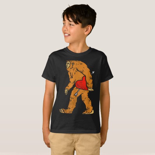 Bigfoot Sasquatch Heart With Arrow Funny Valentine T-shirt (Voorkant volledig)