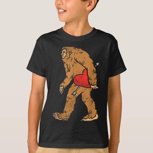 Bigfoot Sasquatch Heart With Arrow Funny Valentine T-shirt (Voorkant)