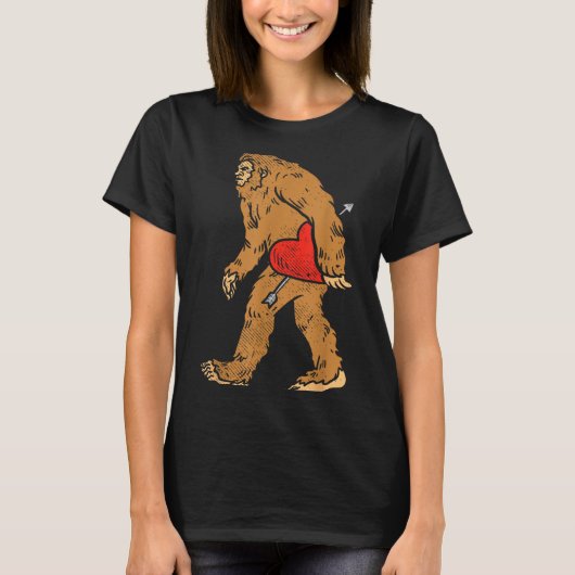 Bigfoot Sasquatch Heart With Arrow Funny Valentine T-shirt (Voorkant)