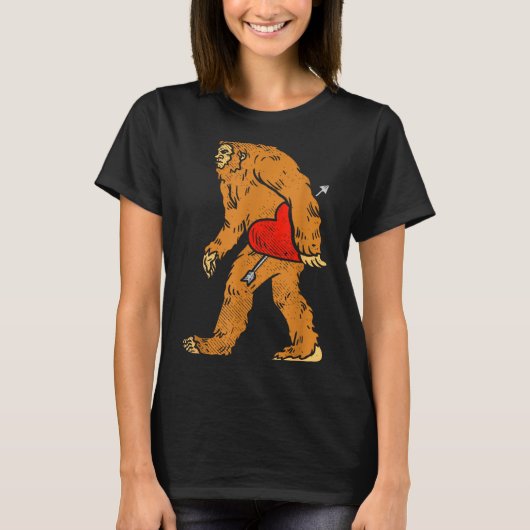 Bigfoot Sasquatch Heart With Arrow Funny Valentine T-shirt (Voorkant)
