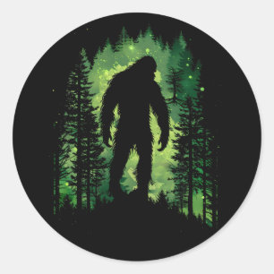 Bigfoot Sasquatch omringd door bos minimalistisch Ronde Sticker