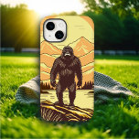 Bigfoot Sasquatch Retro Art gepersonaliseerd Samsung Galaxy Hoesje<br><div class="desc">Retro Bigfoot of Sasquatch staande op een rots voor dennenbomen en een bergen zonsondergang. Gedaan in  kleuren sinaasappel,  geel en bruin.</div>