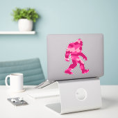 Bigfoot Sasquatch Roze Camo Sticker (Laptop op bureau)