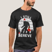 Bigfoot Sasquatch Yeti Believe santa hat Kerstmis T-shirt (Voorkant)