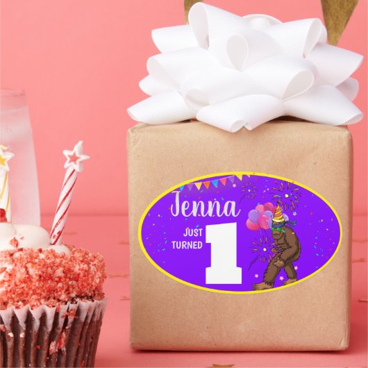 Bigfoot schattige verjaardagskaart personaliseren  ovale sticker (Feest)