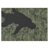 Bigfoot Silhouette op Woodland Digital Camouflage Tafelkleed (Voorkant (Horizontaal))