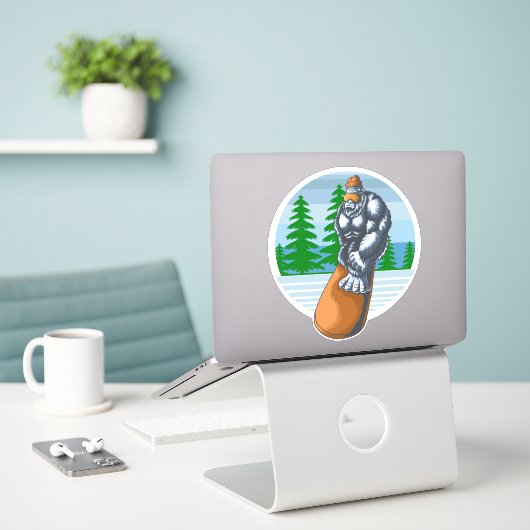 Bigfoot Snowboarding the Slopes Funny Sasquatch Sticker (Laptop op bureau)