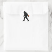 Bigfoot speelt basketbal ronde sticker (Tas)