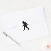 Bigfoot speelt basketbal ronde sticker (Envelop)