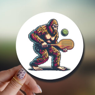 Bigfoot spelen Pickleball Funny Cartoon Ronde Sticker