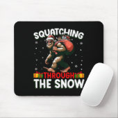 Bigfoot Squatching door de sneeuw Santa Hat Xmas Muismat (Met muis)