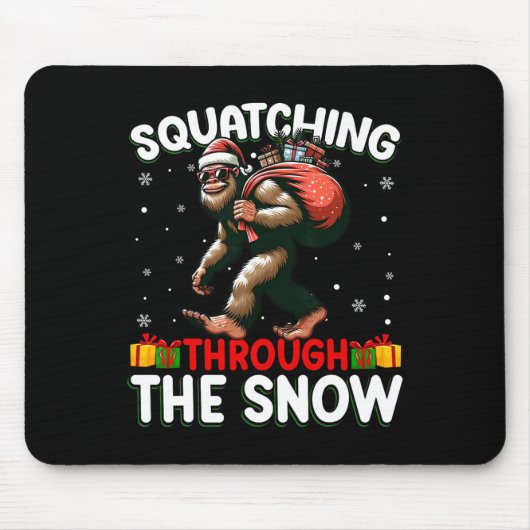Bigfoot Squatching door de sneeuw Santa Hat Xmas Muismat (Voorkant)