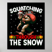 Bigfoot Squatching door de sneeuw Santa Hat Xmas Poster (Voorkant)