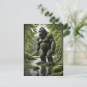 Bigfoot staande in een Creek Cartoon Briefkaart (Staand voorkant)