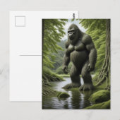 Bigfoot staande in een Creek Cartoon Briefkaart (Voorkant / Achterkant)