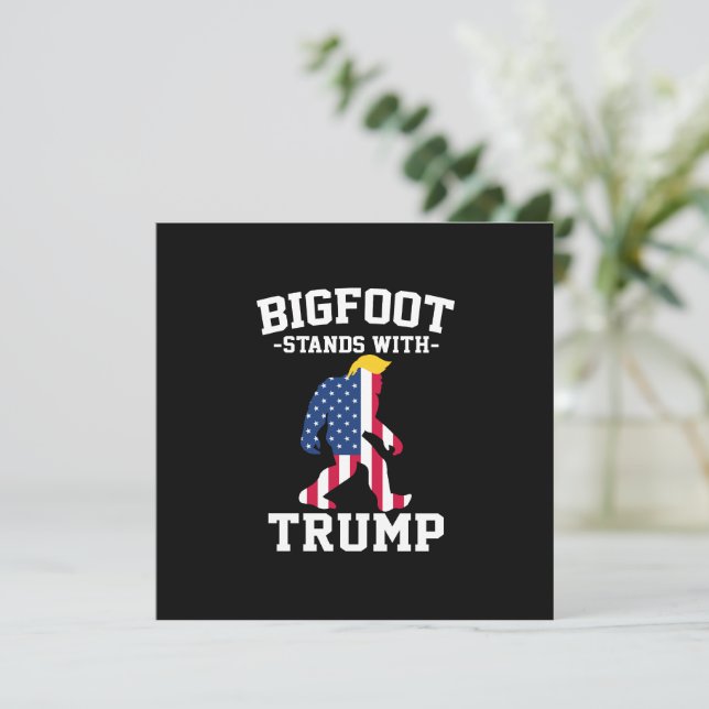 Bigfoot staat met Trump 2024 verkiezingen (Staand voorkant)