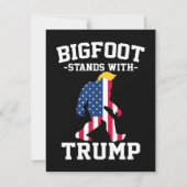 Bigfoot staat met Trump 2024 verkiezingen Bedankkaart (Voorkant)