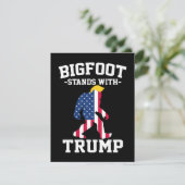 Bigfoot staat met Trump 2024 verkiezingen Bedankkaart (Staand voorkant)