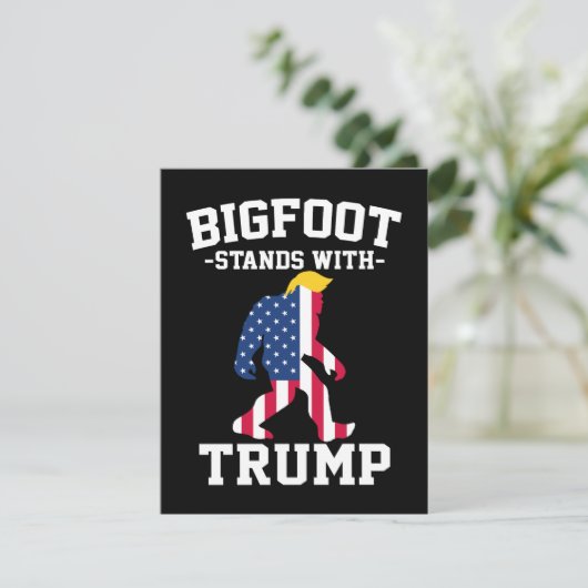 Bigfoot staat met Trump 2024 verkiezingen Bedankkaart (Staand voorkant)