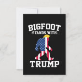 Bigfoot staat met Trump 2024 verkiezingen Bedankkaart (Voorkant)