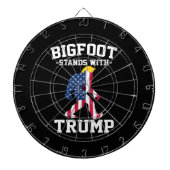 Bigfoot staat met Trump 2024 verkiezingen Dartbord (Voorkant)