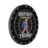 Bigfoot staat met Trump 2024 verkiezingen Dartbord (Voorkant Links)