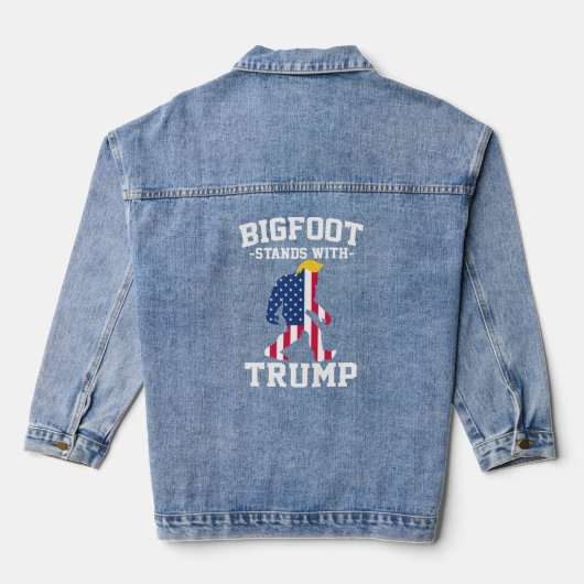 Bigfoot staat met Trump 2024 verkiezingen Denim Jacket (Achterkant)