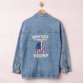Bigfoot staat met Trump 2024 verkiezingen Denim Jacket (Hangar)