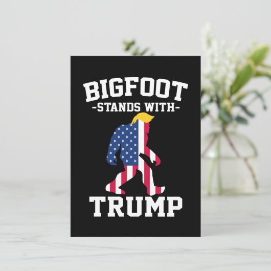 Bigfoot staat met Trump 2024 verkiezingen Feestdagenkaart (Staand voorkant)