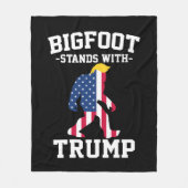 Bigfoot staat met Trump 2024 verkiezingen Fleece Deken (Voorkant)