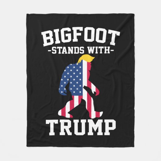 Bigfoot staat met Trump 2024 verkiezingen Fleece Deken (Voorkant)