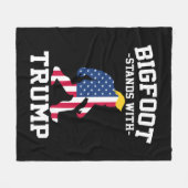 Bigfoot staat met Trump 2024 verkiezingen Fleece Deken (Voorkant (Horizontaal))