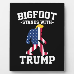 Bigfoot staat met Trump 2024 verkiezingen Fotoplaat