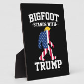 Bigfoot staat met Trump 2024 verkiezingen Fotoplaat (Zijkant)