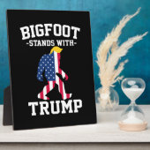 Bigfoot staat met Trump 2024 verkiezingen Fotoplaat (Zijkant)