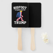 Bigfoot staat met Trump 2024 verkiezingen Handwaaier (Voorkant en achterkant)