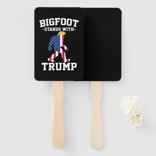 Bigfoot staat met Trump 2024 verkiezingen Handwaaier (Voorkant en achterkant)