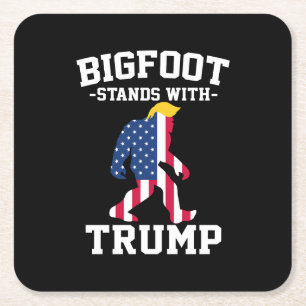Bigfoot staat met Trump 2024 verkiezingen Kartonnen Onderzetters