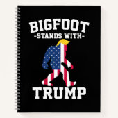 Bigfoot staat met Trump 2024 verkiezingen Notitieboek (Voorkant)