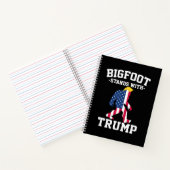 Bigfoot staat met Trump 2024 verkiezingen Notitieboek (Binnen)