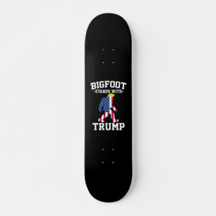 Bigfoot staat met Trump 2024 verkiezingen Persoonlijk Skateboard