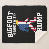 Bigfoot staat met Trump 2024 verkiezingen Sherpa Deken (Voorkant (horizontaal))