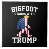 Bigfoot staat met Trump 2024 verkiezingen Tegeltje (Voorkant)