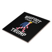 Bigfoot staat met Trump 2024 verkiezingen Tegeltje (Zijkant)