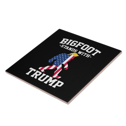 Bigfoot staat met Trump 2024 verkiezingen Tegeltje (Zijkant)