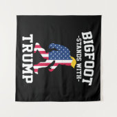 Bigfoot staat met Trump 2024 verkiezingen Wandkleed (Voorkant (horizontaal))