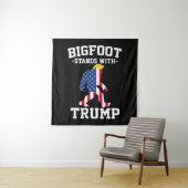Bigfoot staat met Trump 2024 verkiezingen Wandkleed (In situ)