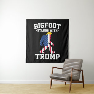 Bigfoot staat met Trump 2024 verkiezingen Wandkleed