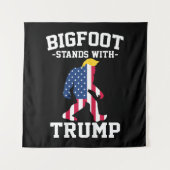 Bigfoot staat met Trump 2024 verkiezingen Wandkleed (Voorkant)