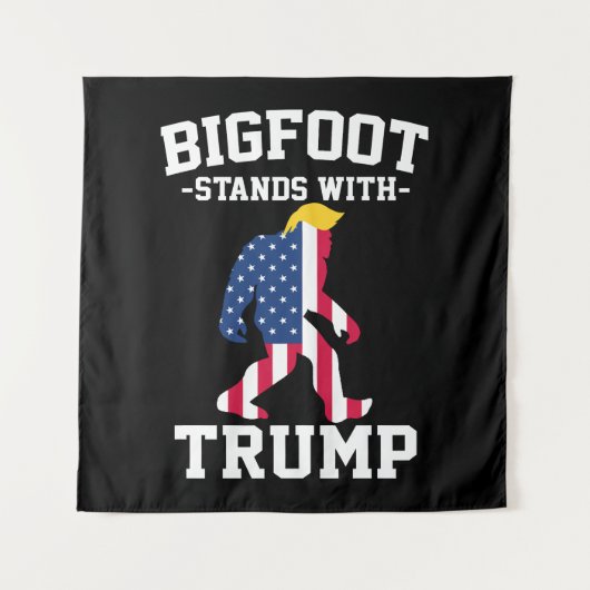 Bigfoot staat met Trump 2024 verkiezingen Wandkleed (Voorkant)